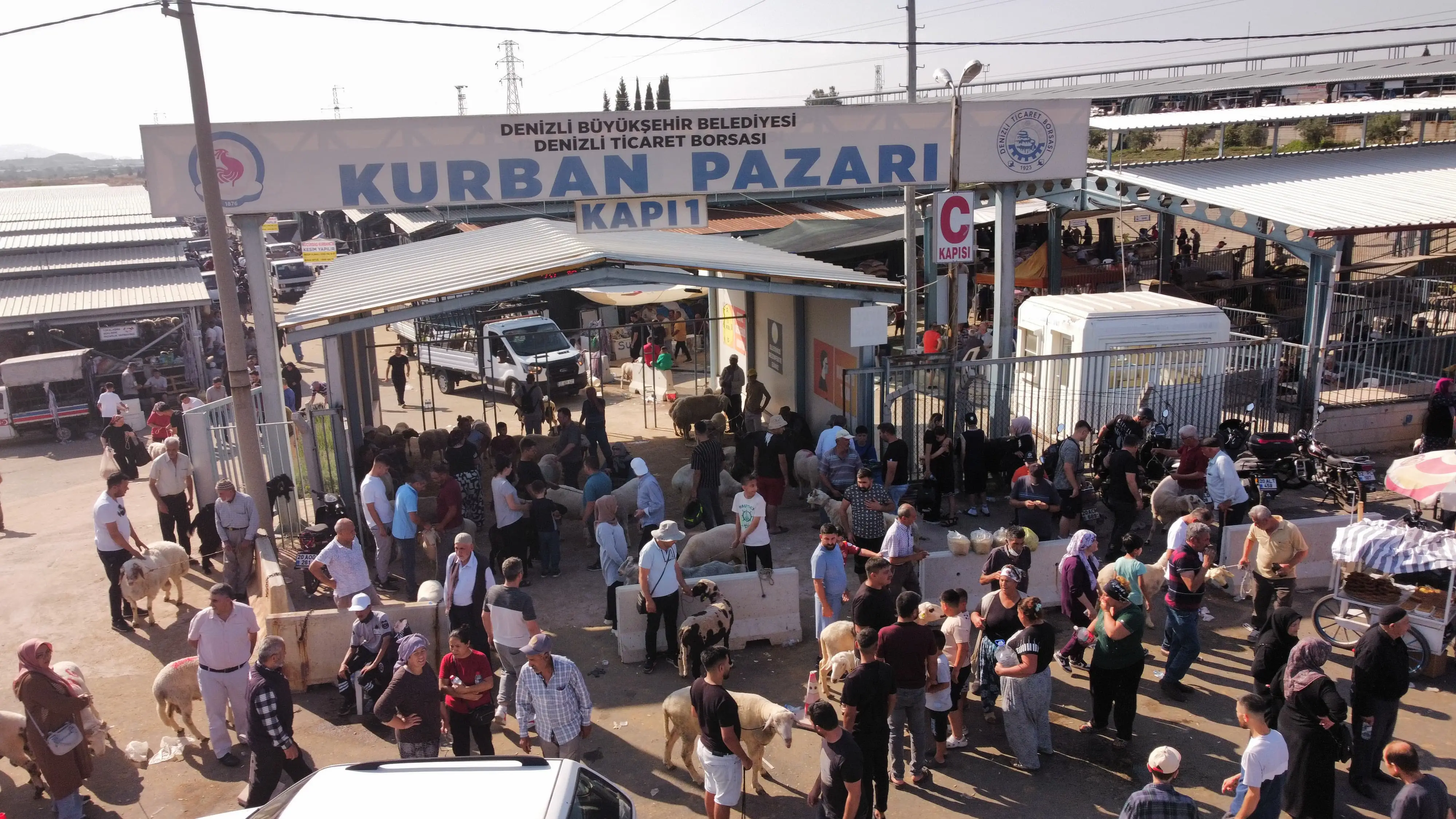 KURBAN PAZARINDA AREFE YOĞUNLUĞU