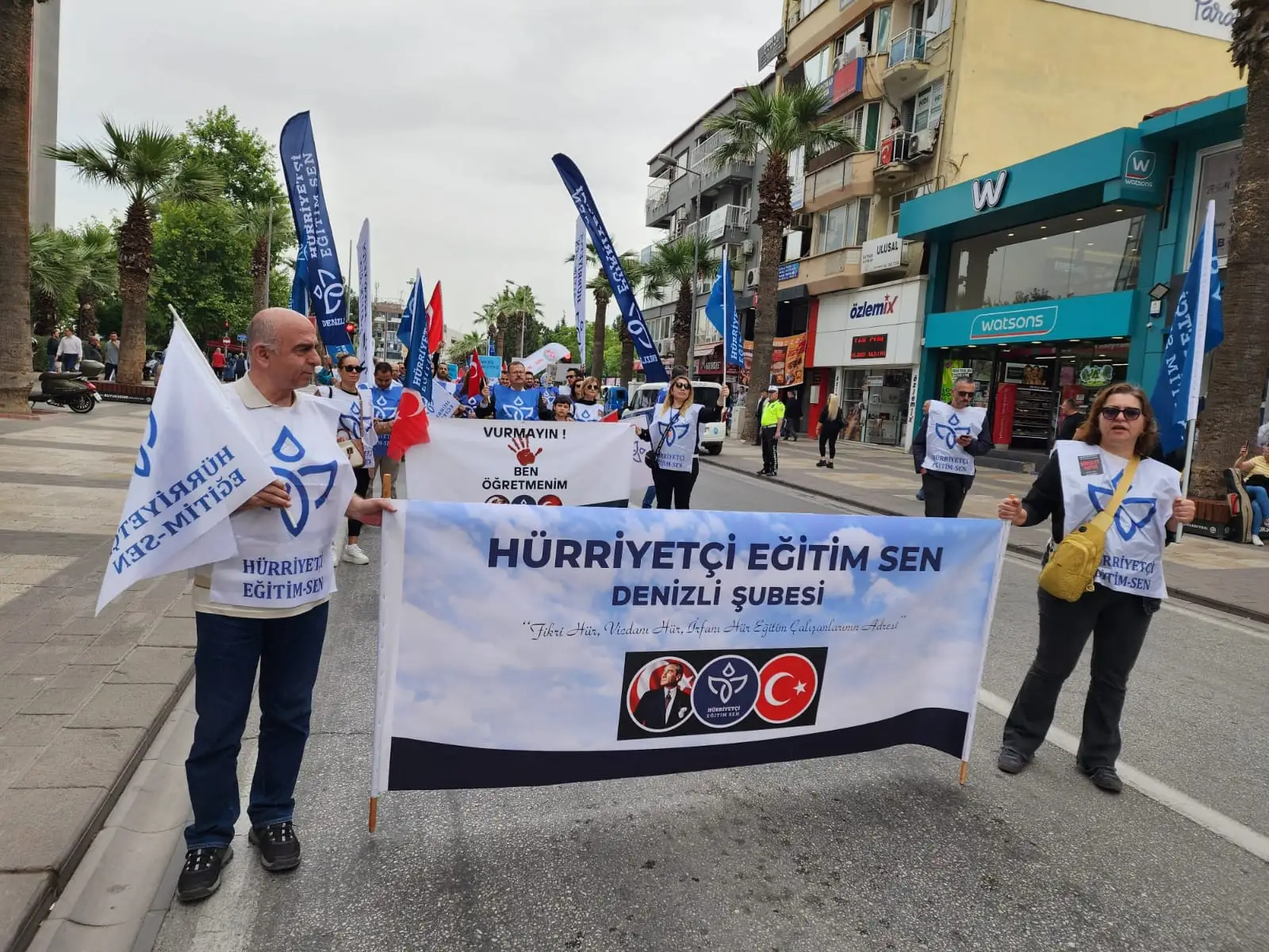 HÜR-SEN'DEN HÜKÜMETE ZAM TEPKİSİ: "İNSANCA YAŞAMA HAKKIMIZI İSTİYORUZ"