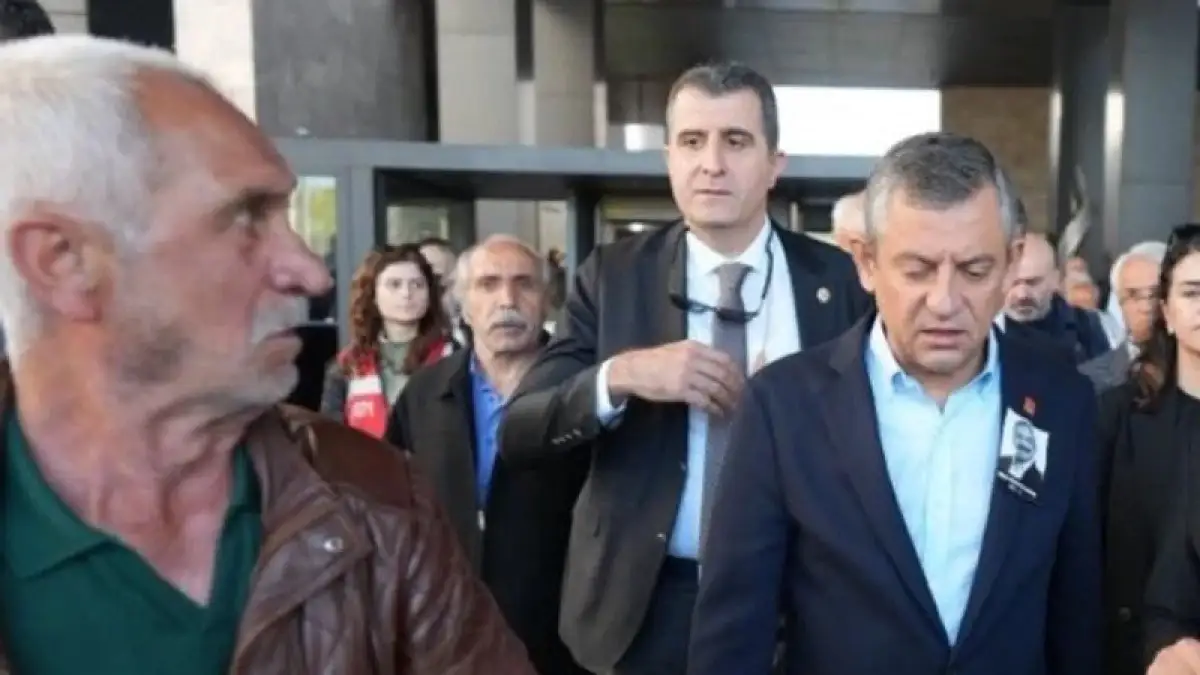 CHP GENEL BAŞKANI ÖZGÜR ÖZEL KAMERALAR ÖNÜNDE YUMRUKLU SALDIRIYA UĞRADI